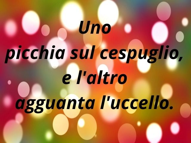 Uno picchia sul cespuglio e l'altro agguanta l'uccello.