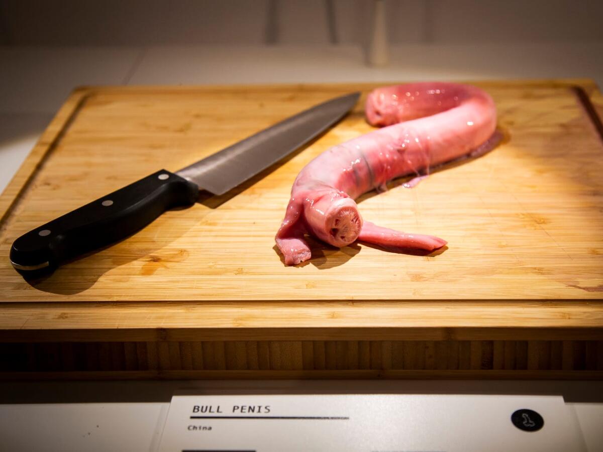 Il Museo dei Cibi Disgustosi di Malmö: una mostra dei piatti più ripugnanti - Un pene di toro crudo su un tagliere insieme a un coltello (per aumentare il fattore cringe)
Credits: Anja Barte Telin