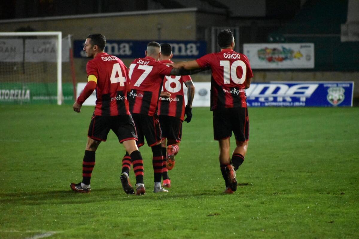 Avellino-Foggia, ecco dove vederla - L'esultanza dei rossoneri dopo il gol su rigore di Curcio - crediti foto: Luigia Spinelli