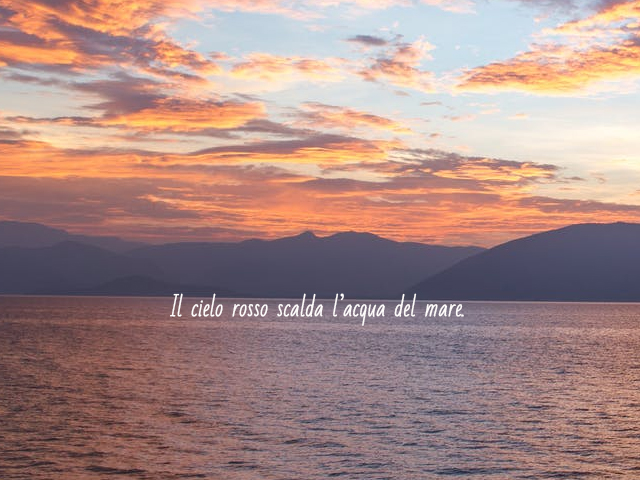Il cielo rosso scalda l’acqua del mare.