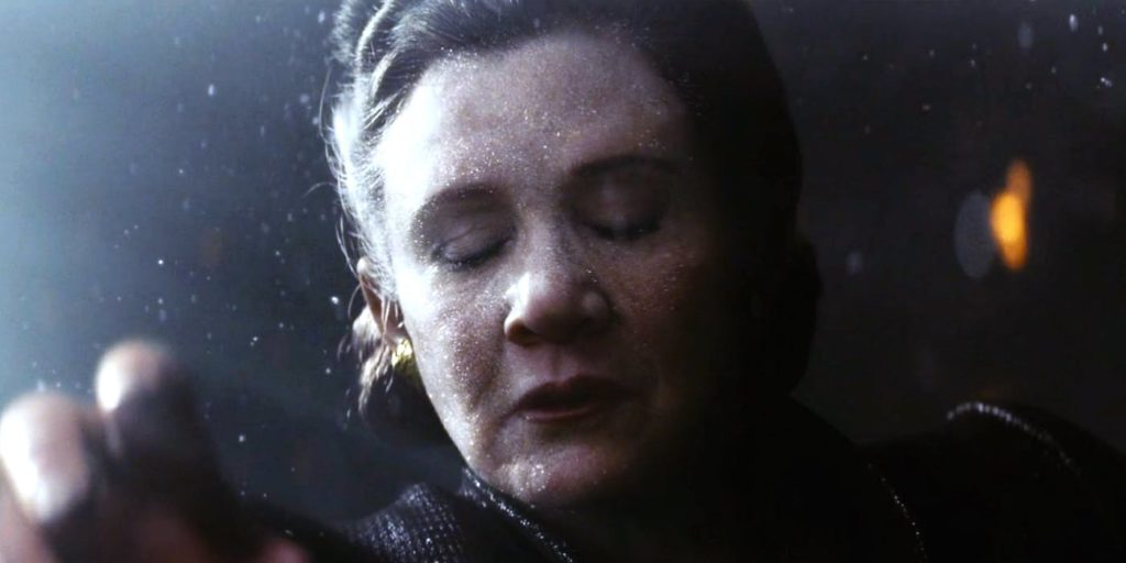 Leia vaga nello spazio aperto dopo l'attacco del Primo Ordine.Da: screen rant