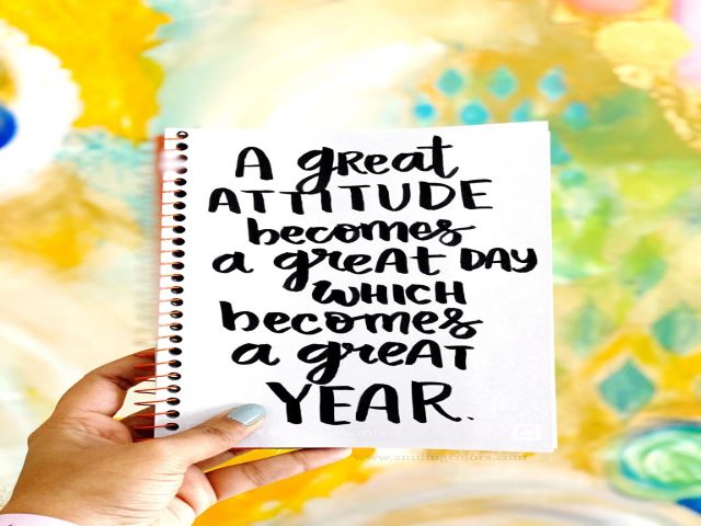 A great attitude becomes a great day which becomes a grat year.(Un buon atteggiamento diventa una grande giornata che si trasforma a sua volta in un grande anno).