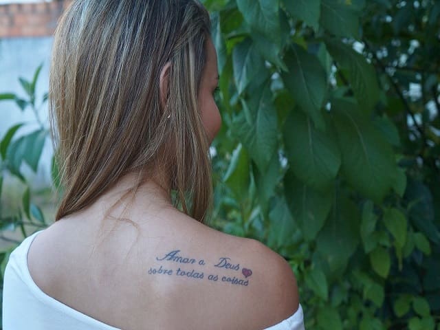 Amar a Deus sobre todas as coisas. (Ama Dio sopra ogni cosa.)