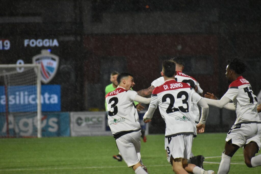 L'esultanza dei rossoneri dopo il gol di Del Prete - foto di Luigia Spinelli