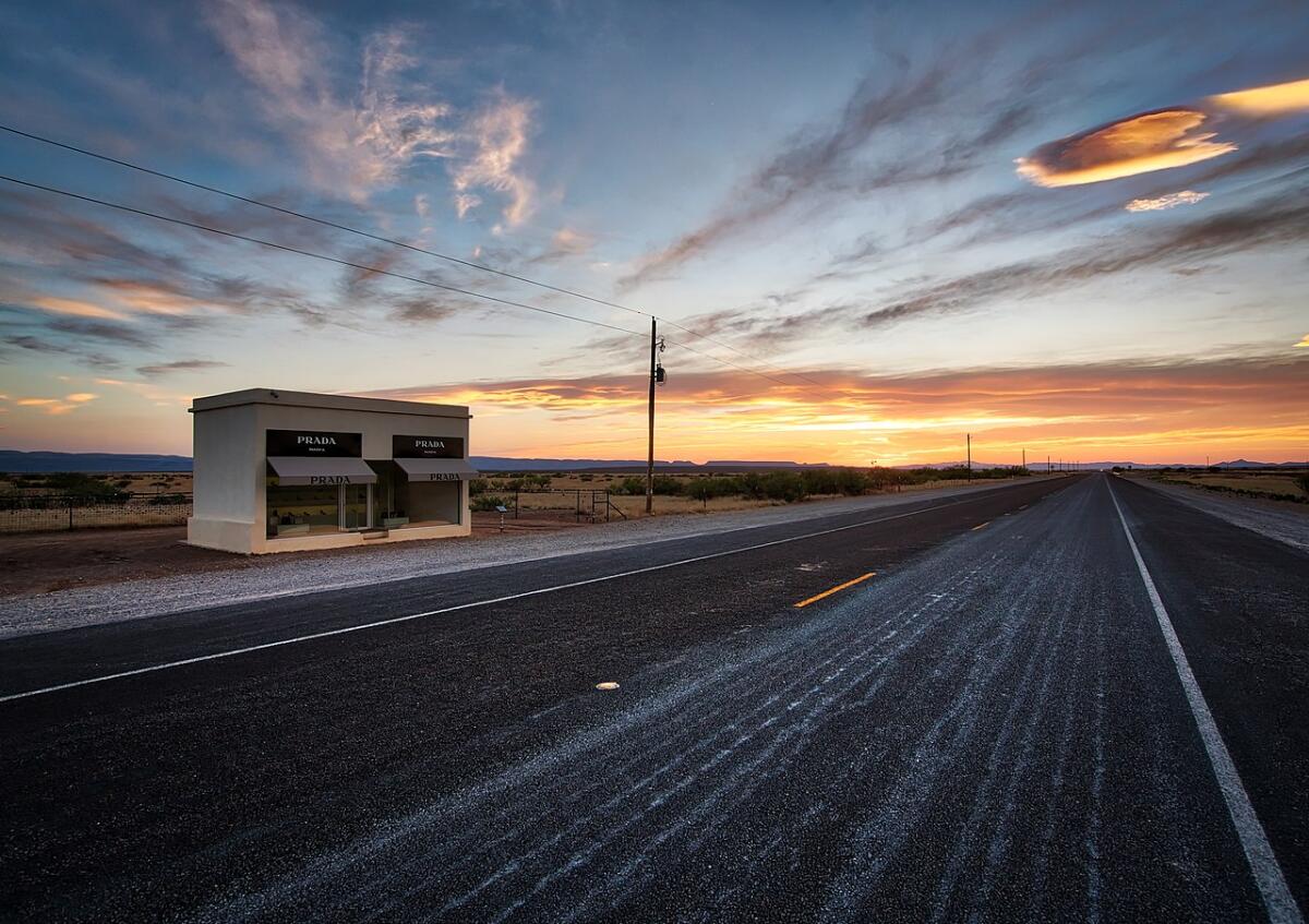 Prada Marfa: l'installazione artistica nel cuore del deserto texano - Credits: sbmeaper1 via Wikimedia Commons