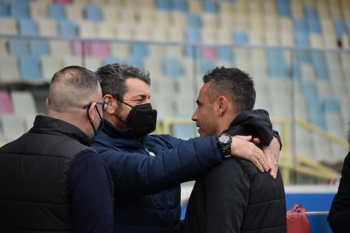 L’abbraccio emblematico allo Zaccheria tra Marchionni e Campilongo - L’abbraccio tra Marchionni e Campilongo, foto di Luigia Spinelli per lagoleada.it
