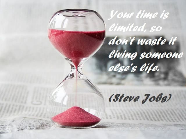 Your time is limited, so don’t waste it living someone else’s life. (Il tuo tempo è limitato, quindi non sprecarlo vivendo la vita di qualcun altro.) (Steve Jobs)