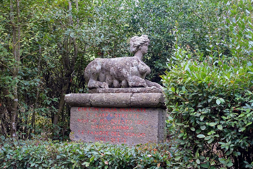Una delle Sfingi all'ingresso del parcoCredits: Daderot via Wikimedia Commons