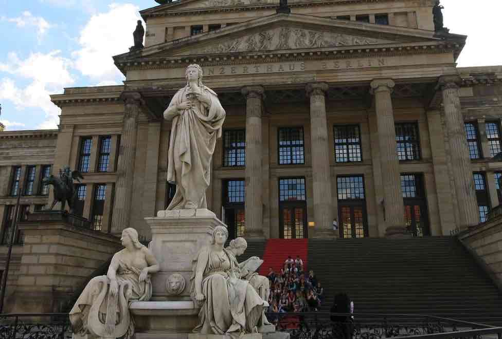 Il monumento a Schiller con il Konzerthaus sullo sfondo