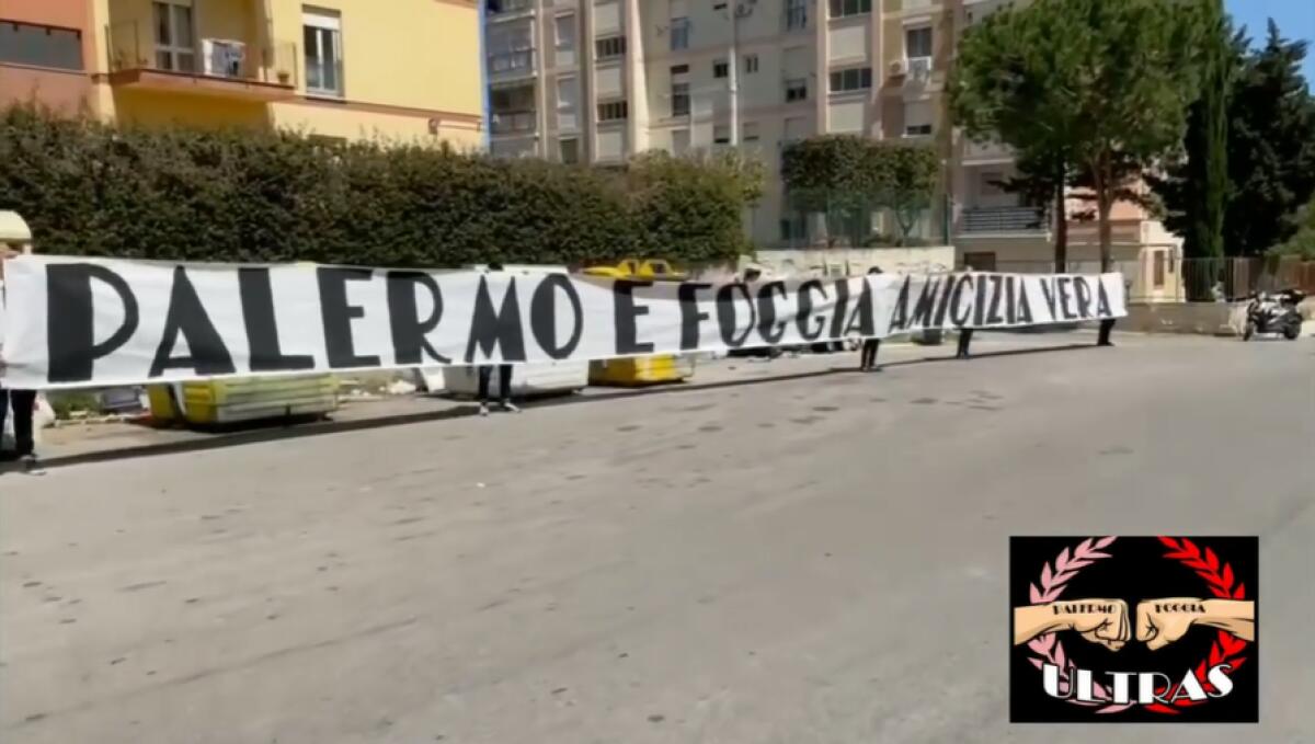 "Palermo e Foggia, amicizia vera", lo striscione degli ultras - Lo striscione degli ultras prima di Palermo-Foggia, crediti: Curva Nord 12 Palermo
