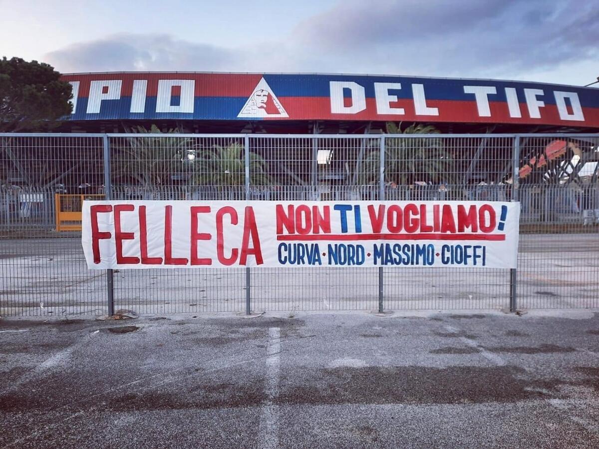 Samb, spunta già uno striscione dedicato a Felleca: “Non ti vogliamo” - Lo striscione che gli ultras della Curva Nord “Massimo Cioffi” hanno dedicato a Roberto Felleca. Crediti: Il Ballarin, la Fossa dei Leoni