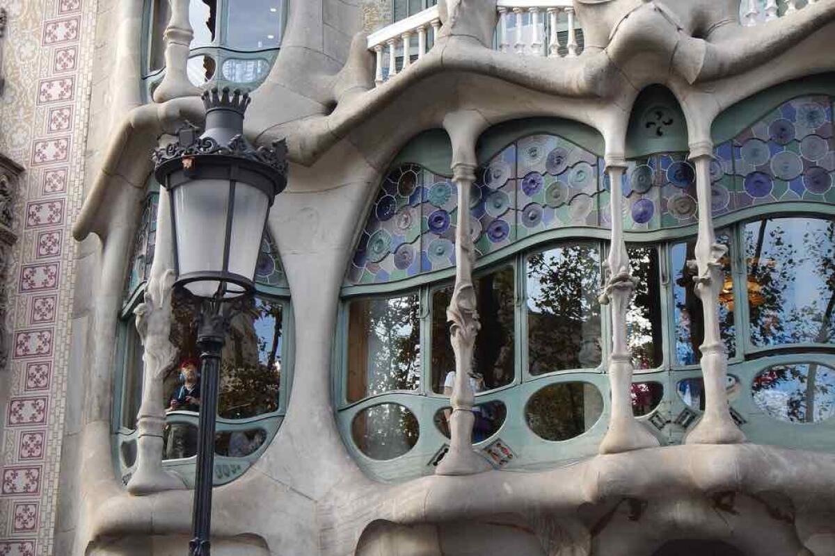Casa Batlló: la fantasiosa casa progettata da Gaudì a Barcellona - 