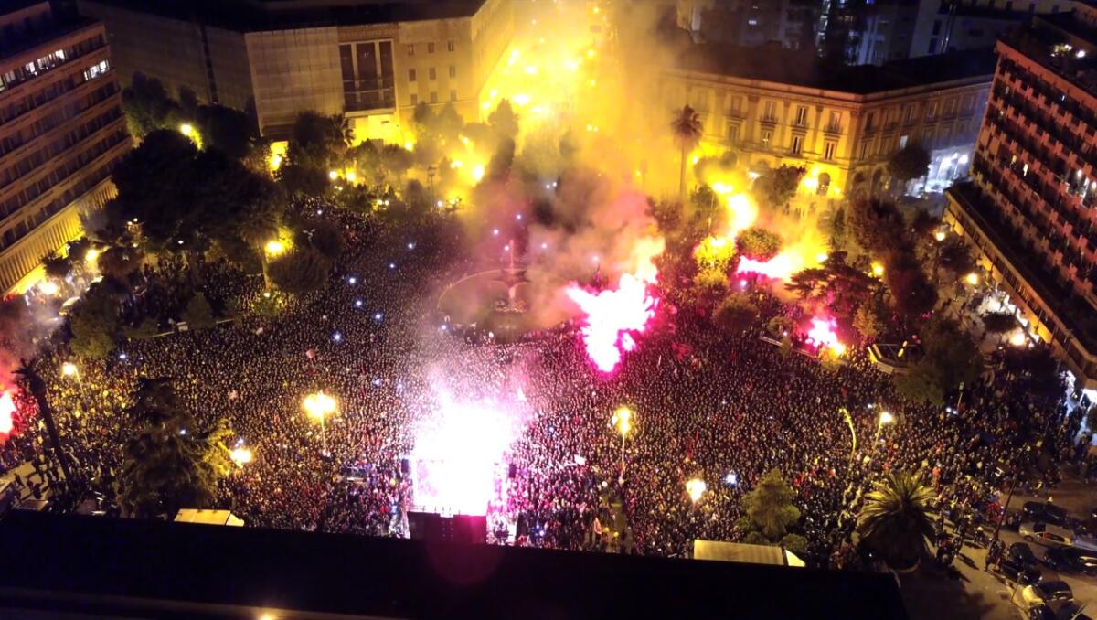23 Aprile, il Foggia in Serie B e 50mila persone a Piazza Cavour - Piazza Cavour stracolma con circa 50.000 persone a festeggiare la promozione del Foggia in Serie B; crediti: Un Drone come Fotografo