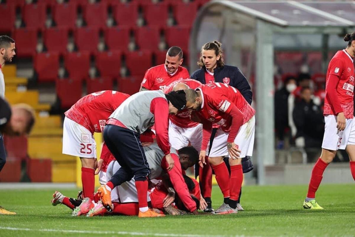 Triestina, il gol di Vincenzo Sarno fa impazzire i tifosi (VIDEO) - L’abbraccio della squadra a Vincenzo Sarno dopo il gol, crediti: U.S Triestina Calcio 1918