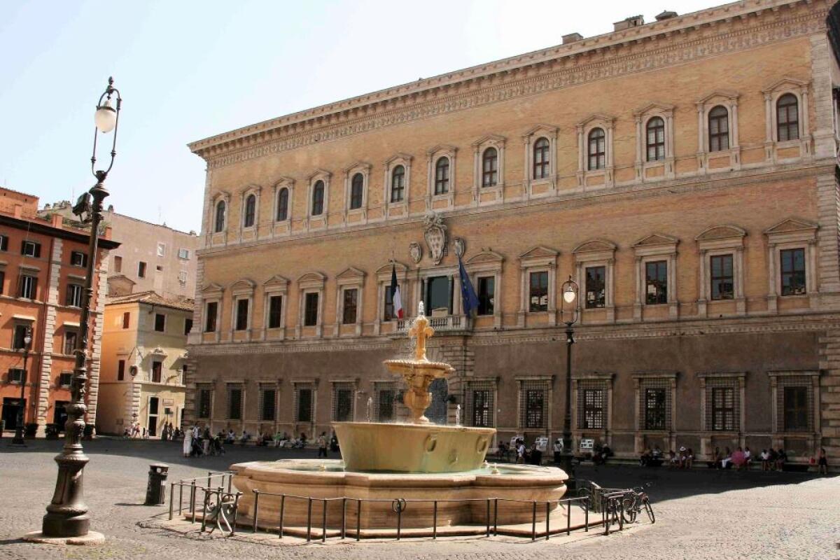 Piazza Farnese: un capolavoro rinascimentale tra edicole sacre e fontane - 