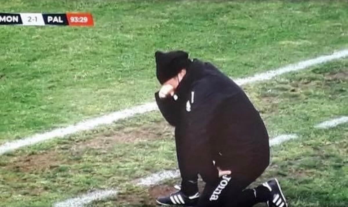 Monopoli, quella di mister Scienza è una delle foto simbolo del campionato - Fermo immagine di Giuseppe Scienza a fine partita, dal web