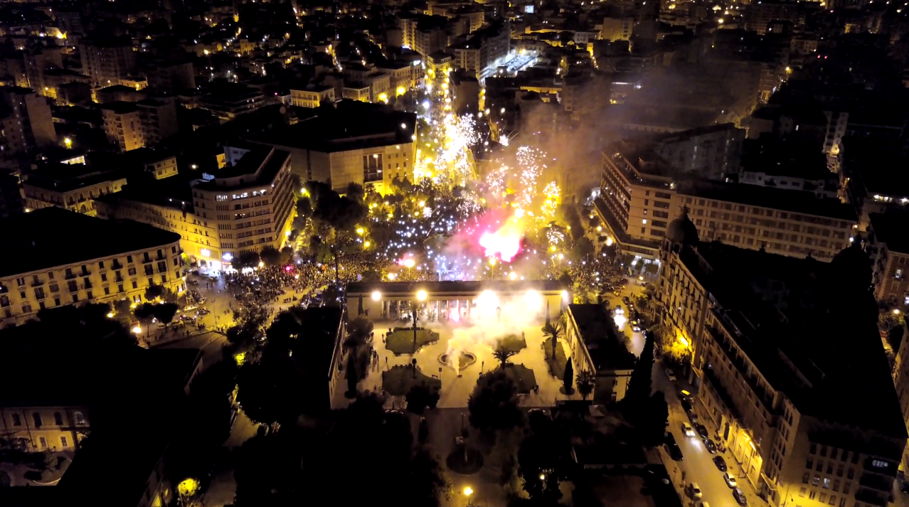 Piazza Cavour stracolma con circa 50.000 persone a festeggiare la promozione del Foggia in Serie B; crediti: Un Drone come Fotografo