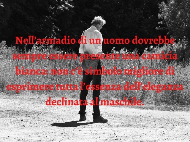 Nell’armadio di un uomo dovrebbe sempre essere presente una camicia bianca: non c’è simbolo migliore di esprimere tutta l’essenza dell’eleganza declinata al maschile.