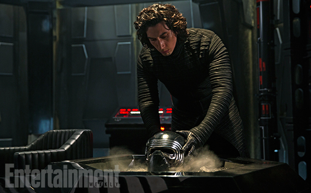 Kylo Ren si toglie la maschera in Episodio VII.