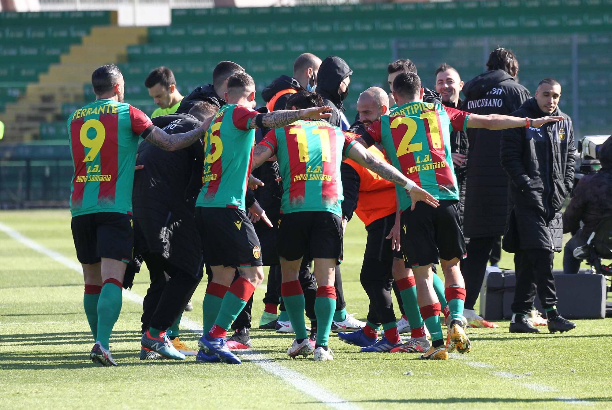 Il club in una foto di gruppo, crediti: pagina Ternana su Facebook