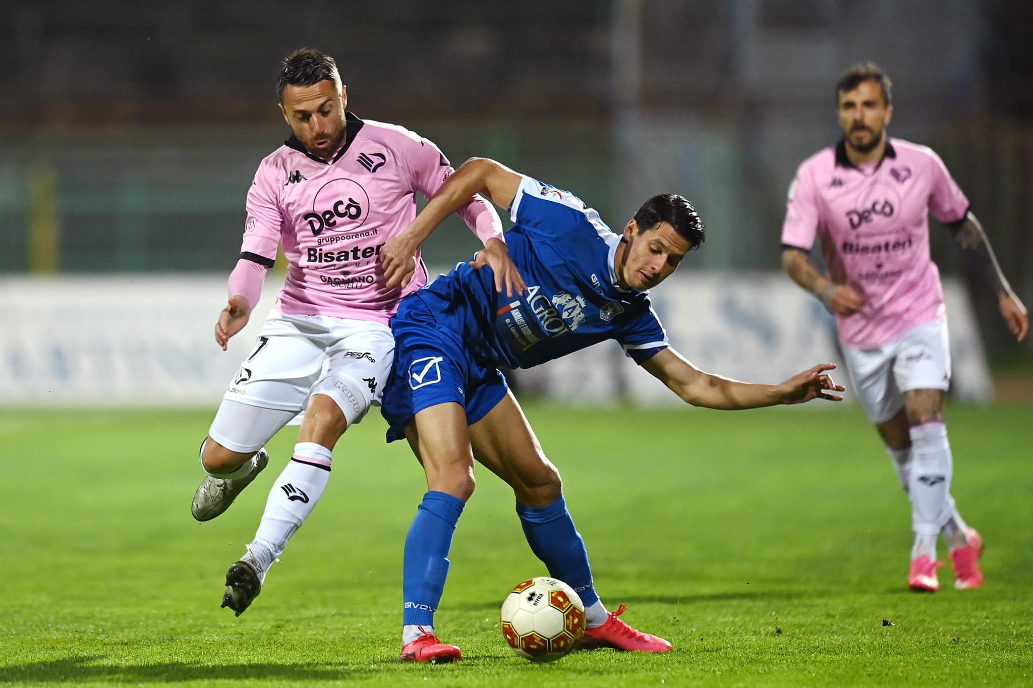 Roberto Floriano, in un'azione contro la Paganese. Crediti: Palermo F.C.