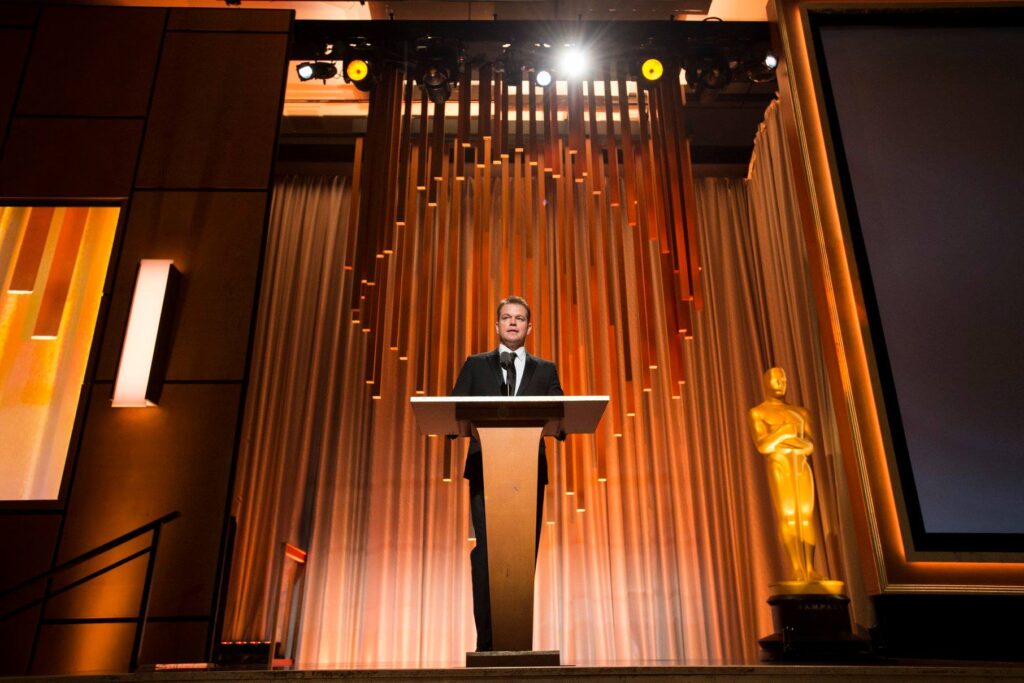 Matt Damon presenta Kathleen Kennedy and Frank MarshallCredits: The Academy via Facebook