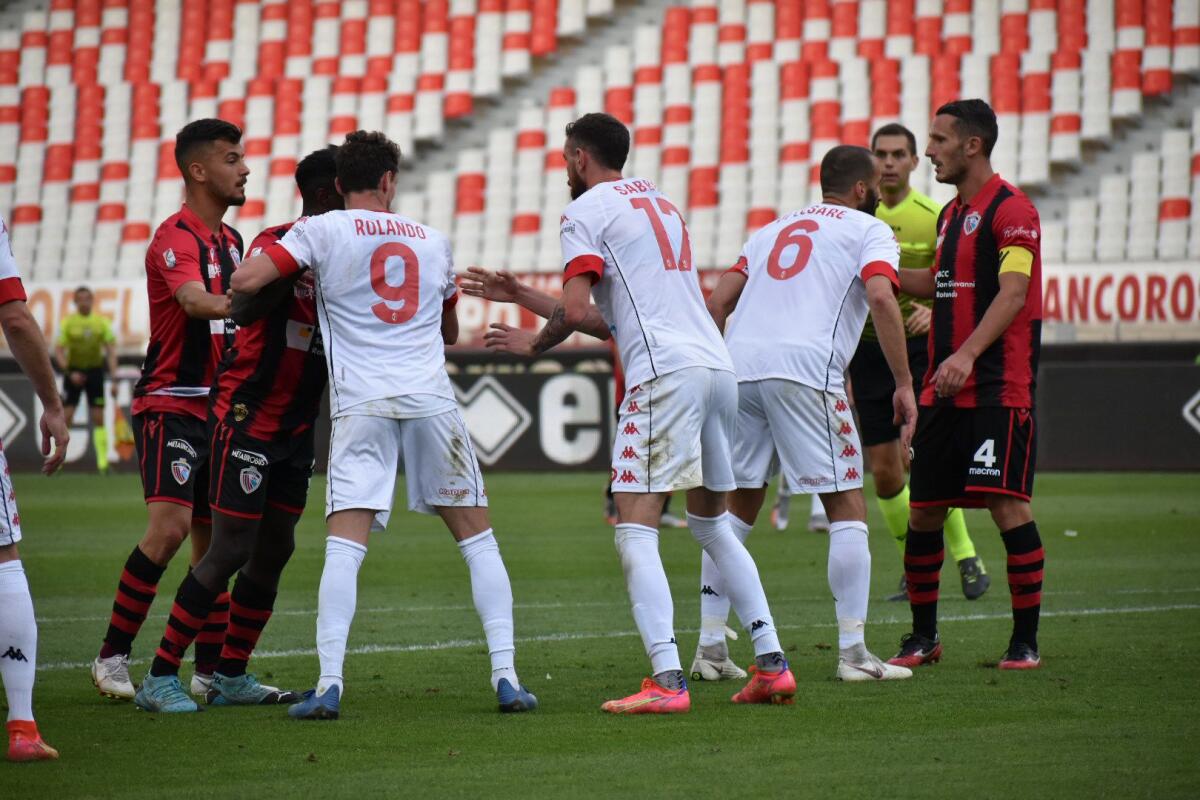 Il Bari resta in Serie C per il terzo anno di fila. Ma non è la prima volta... - Immagine in evidenza: uno scatto di Bari-Foggia 3-1 (playoff di Serie C - girone C, stagione 2020/2021) - crediti: foto di Luigia Spinelli