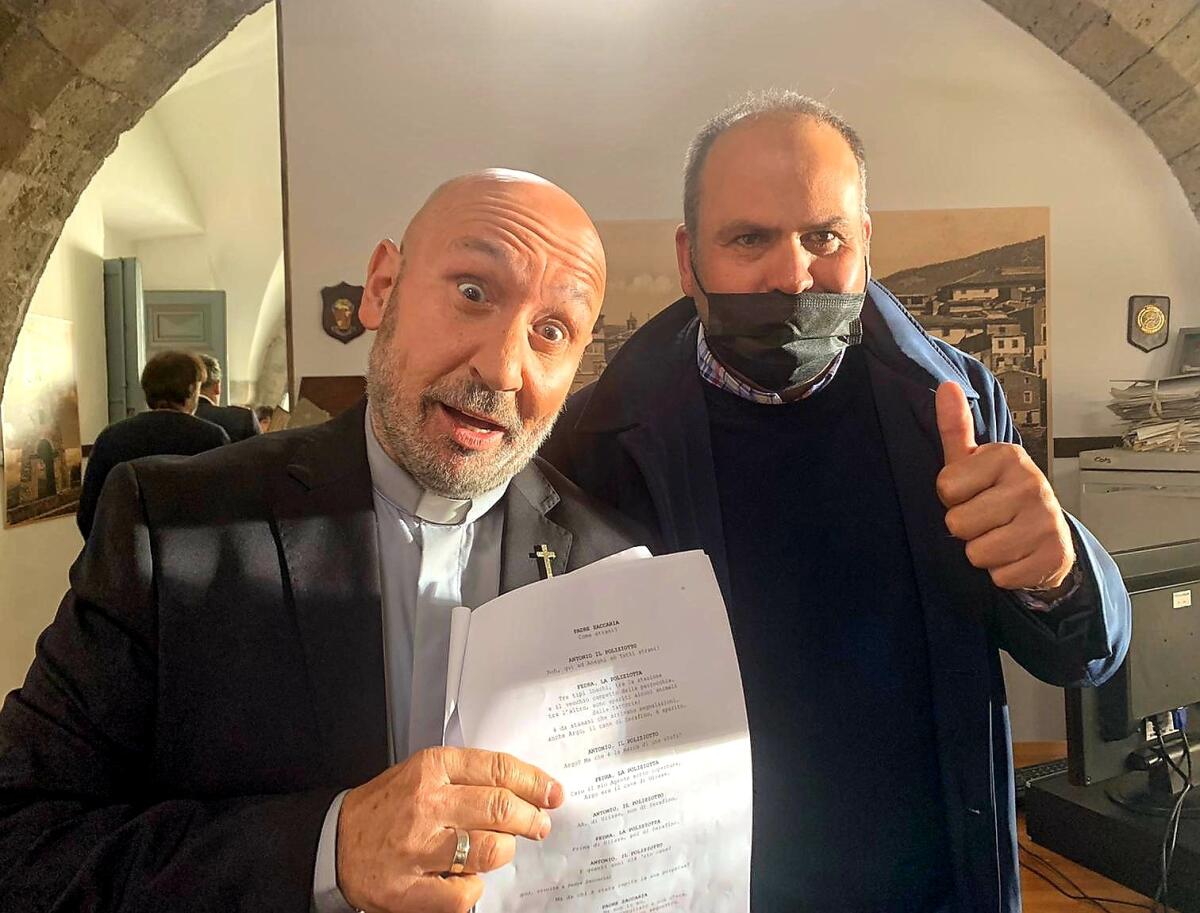 Max Rendina sul set della nuova serie tv con Maurizio Battista di cui Motorsport Italia è partner - 