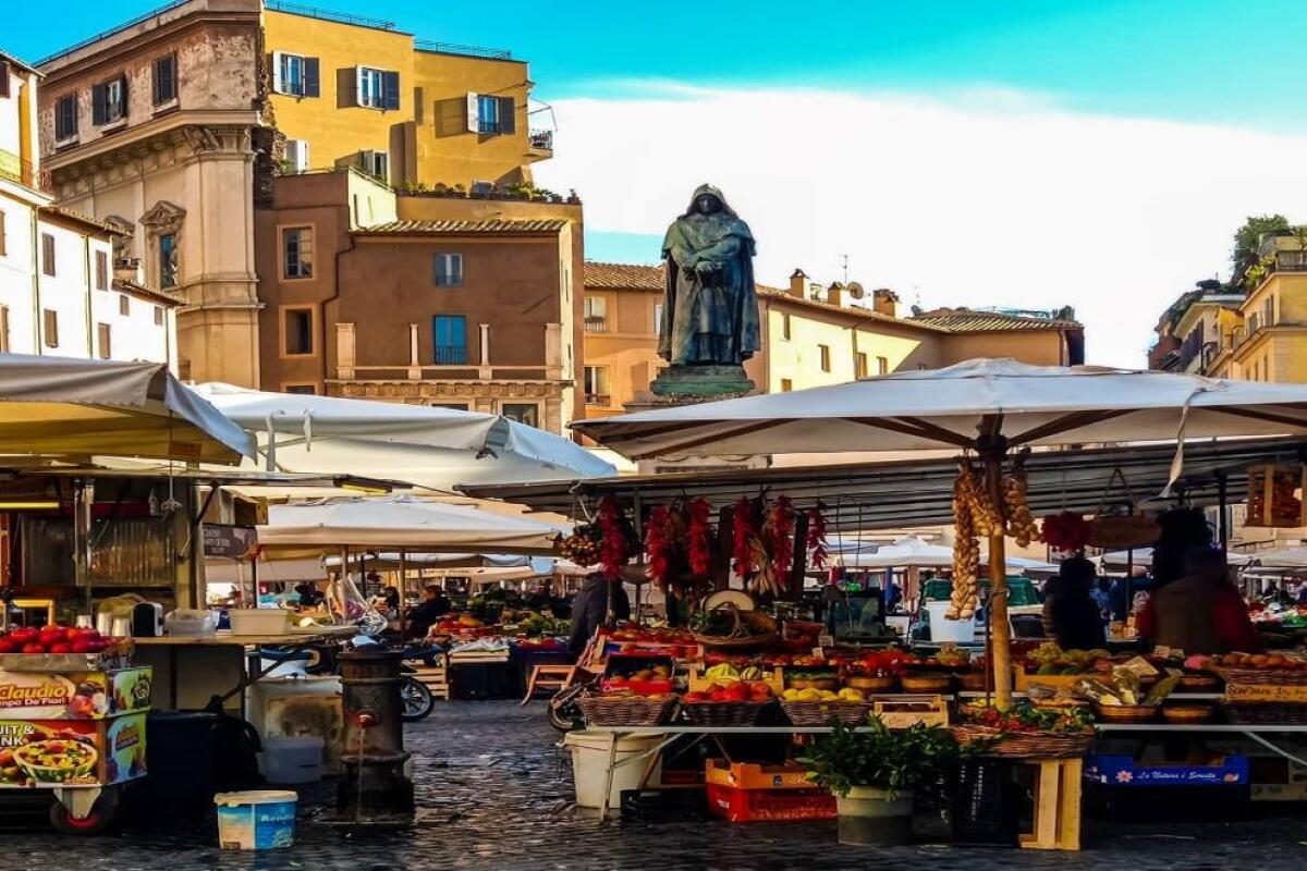 Alla scoperta di Campo de' Fiori: dall'Inquisizione romana al colorato mercato popolare - 