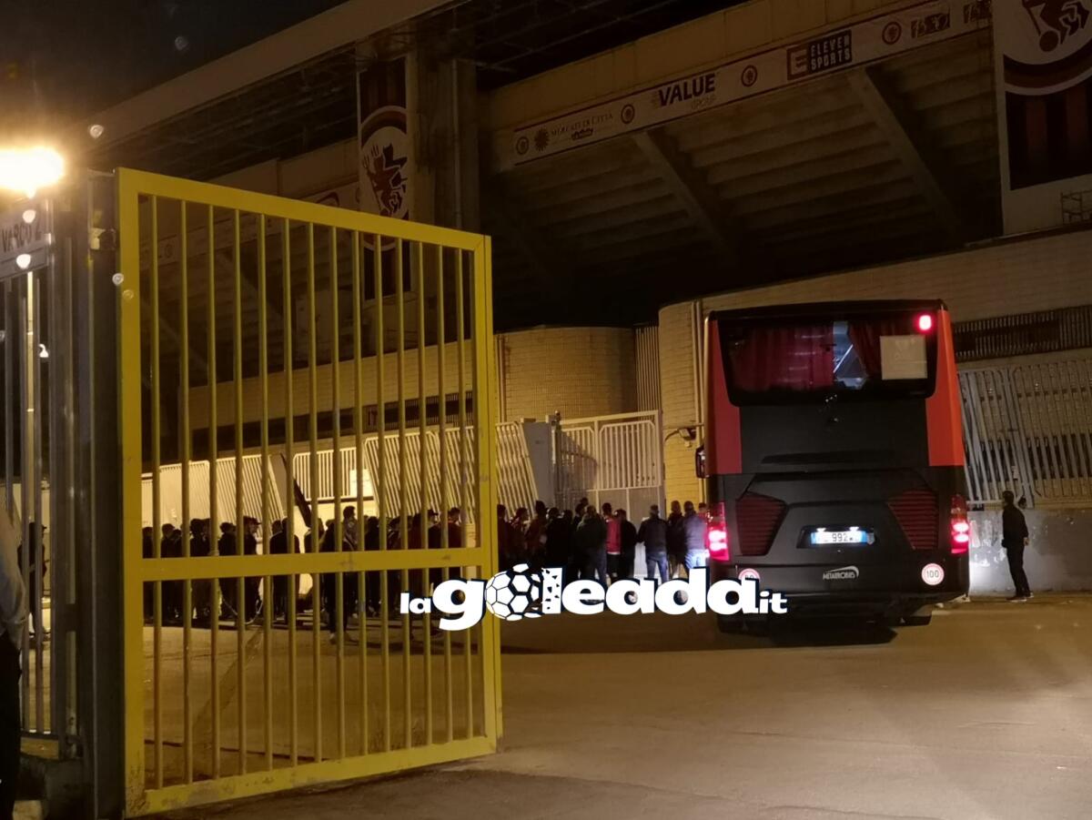 “Grazie ragazzi!”, i tifosi ringraziano la squadra appena rientrata a Foggia - Immagine in evidenza: i tifosi del Foggia accolgono la squadra al rientro da Bari - crediti foto: foto di Mario Mescia per lagoleada.it – RIPRODUZIONE RISERVATA