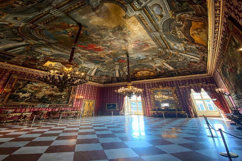 reggia di napoli