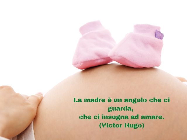 La madre è un angelo che ci guarda, che ci insegna ad amare. (Victor Hugo)