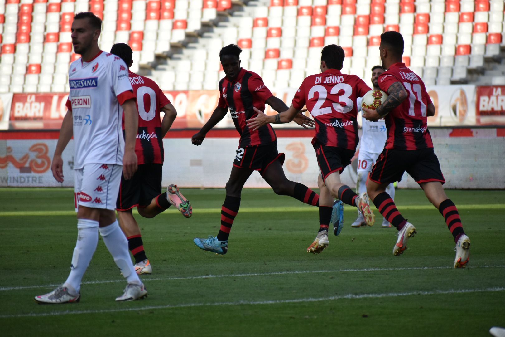 Immagine in evidenza: uno scatto di Bari-Foggia 3-1 - crediti: foto di Luigia Spinelli