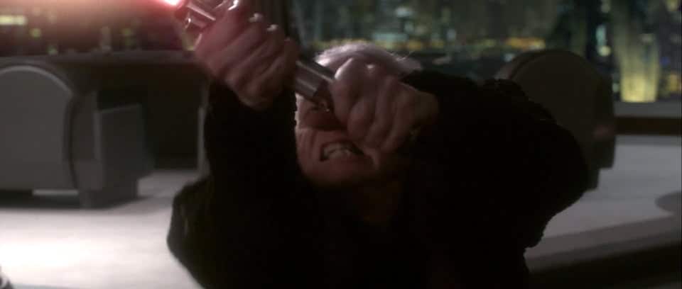 Il frame in cui Palpatine impugna la spada di Anakin. Da: Reddit