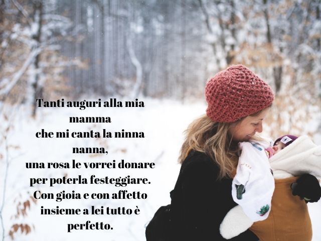 Tanti auguri alla mia mamma che mi canta la ninna nanna, una rosa le vorrei donare per poterla festeggiare. Con gioia e con affetto insieme a lei tutto è perfetto.