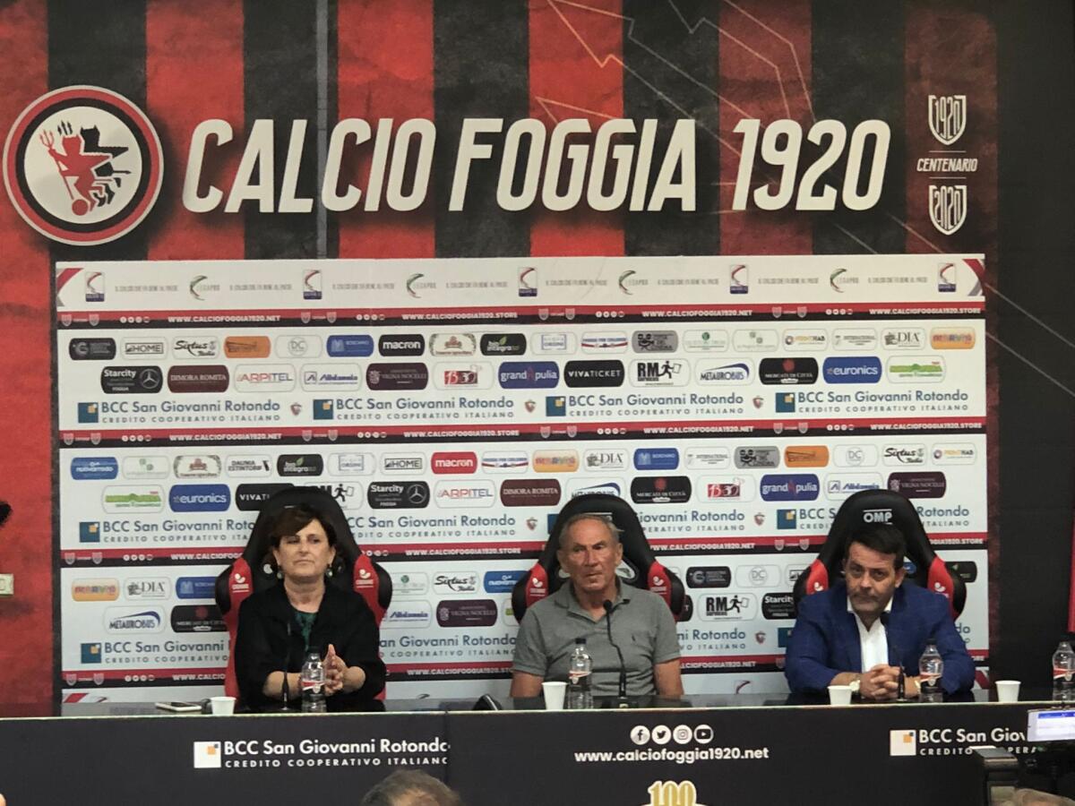 Foggia, Zeman is back! "Qui per fare un calcio propositivo" - Immagine in evidenza: Maria Assunta Pintus, Zdeněk Zeman, Nicola Canonico nella conferenza stampa - crediti: foto di Mario Marino