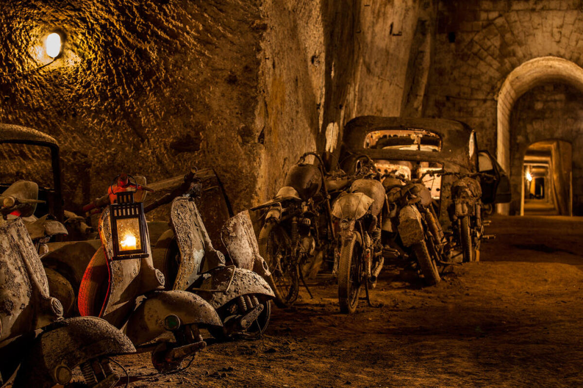 Tunnel borbonico: viaggio nella Galleria borbonica simbolo dell'ingegneria civile - 