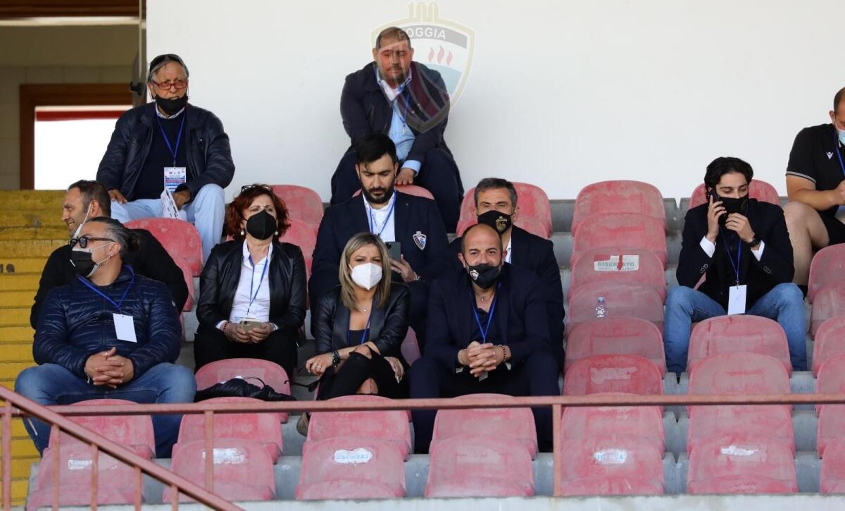 Foggia, società a Roma: obiettivo iscrizione ma ancora nessuna trattativa (per ora) - Nella foto la presidente Pintus con quasi tutti gli elementi della società, crediti: Calcio Foggia 1920