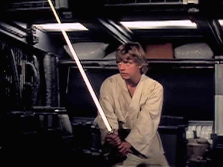 Mark Hamill con una delle prime spade laser