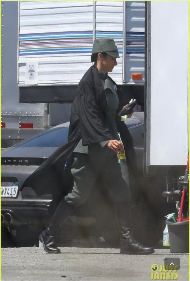 Indira Varma sul set della serie