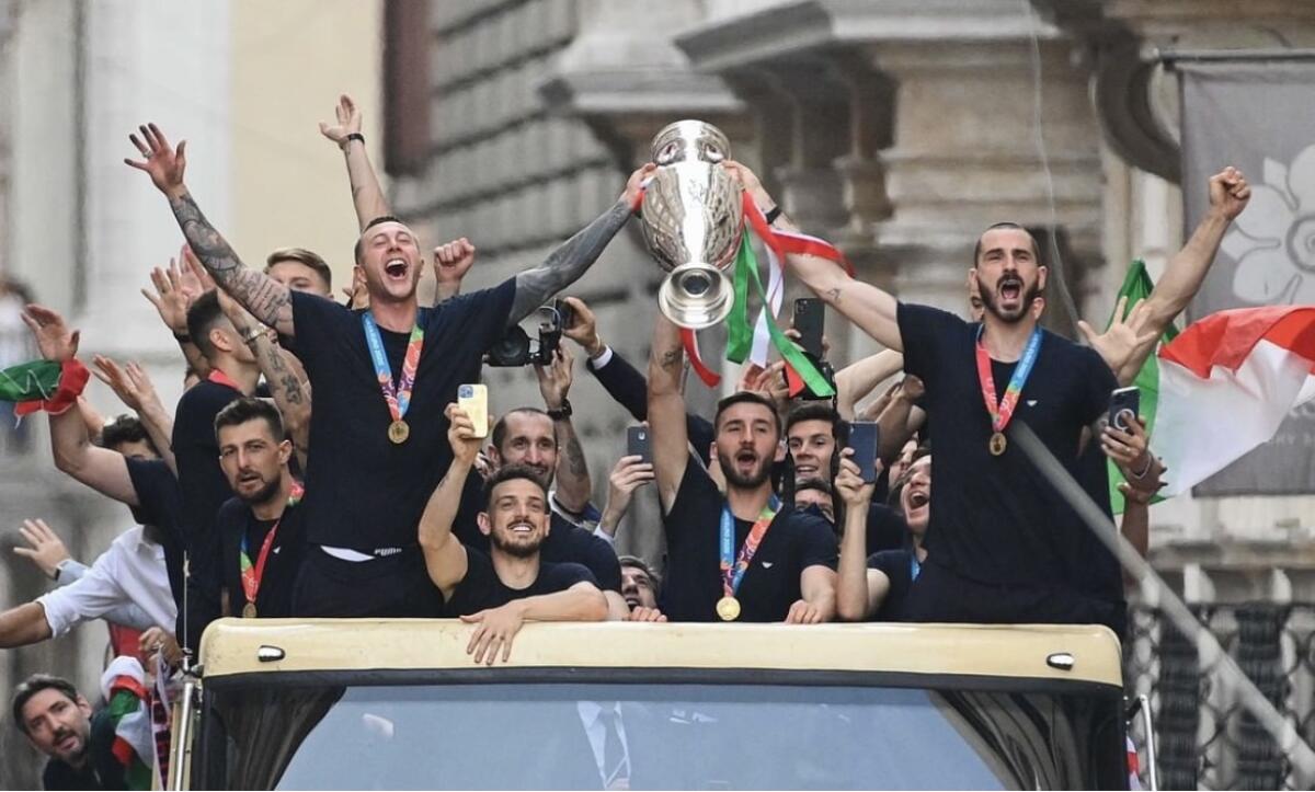 Bufera sulla festa in bus per la nazionale: rischio sanzioni per gli azzurri - 