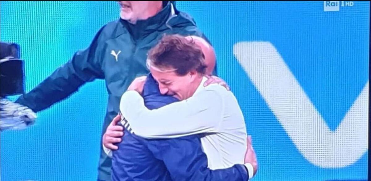 Nazionale, l'emozionante abbraccio di Mancini e Vialli a fine gara - Immagine in evidenza: abbraccio Mancini-Vialli - crediti: profilo ufficiale Twitter RTL 102.5