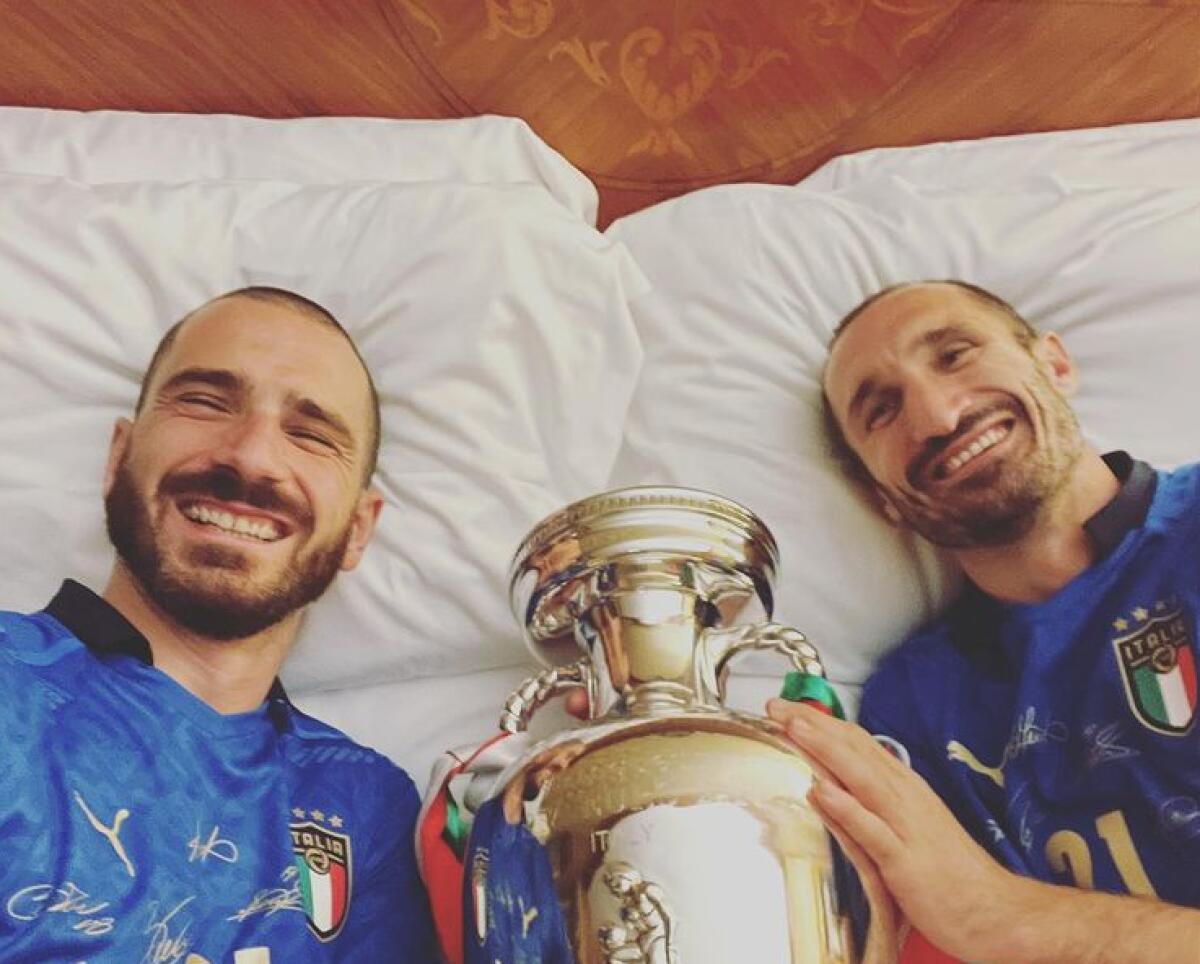 Nazionale, Chiellini e Bonucci con il trofeo a letto: "La proteggiamo Noi" - Immagine in evidenza: Leonardo Bonucci e Giorgio Chiellini - crediti: profilo ufficiale Instagram Leonardo Bonucci