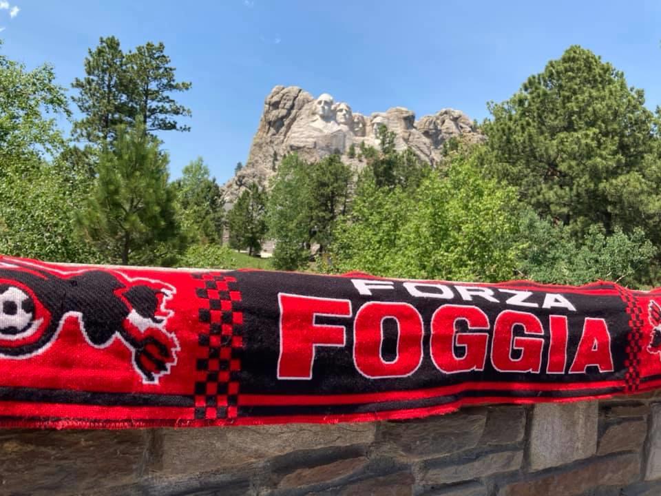 La sciarpa del Foggia sul belvedere del Monte Rushmore, foto di Pino Tredanari per lagoleada.it