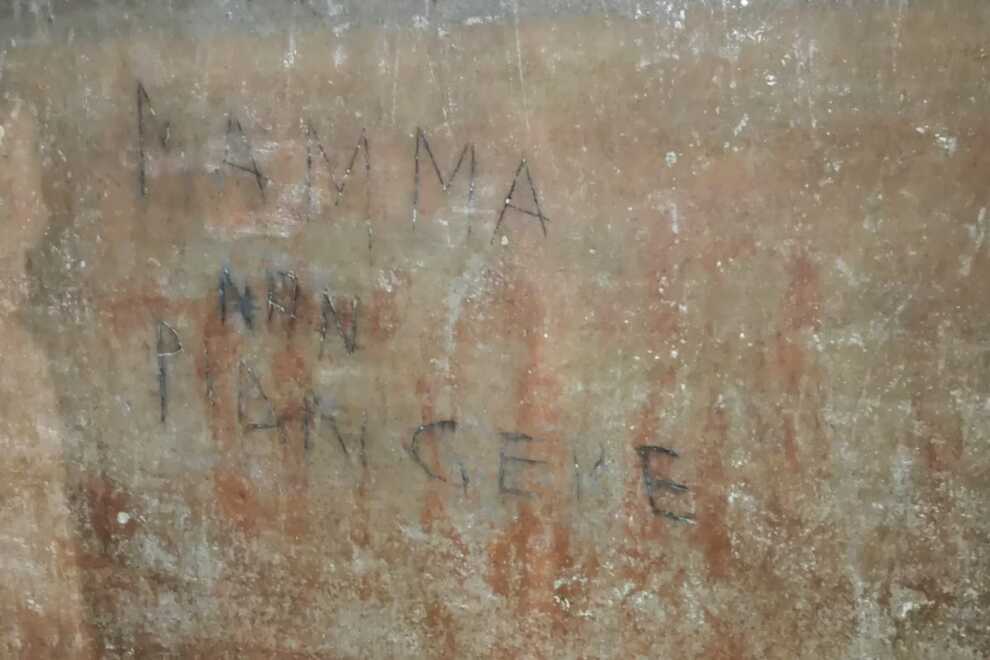 Scritta presente su una delle pareti di Napoli Sotterranea