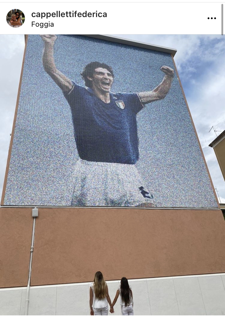 Le figlie di Paolo Rossi davanti al mosaico di Pablito