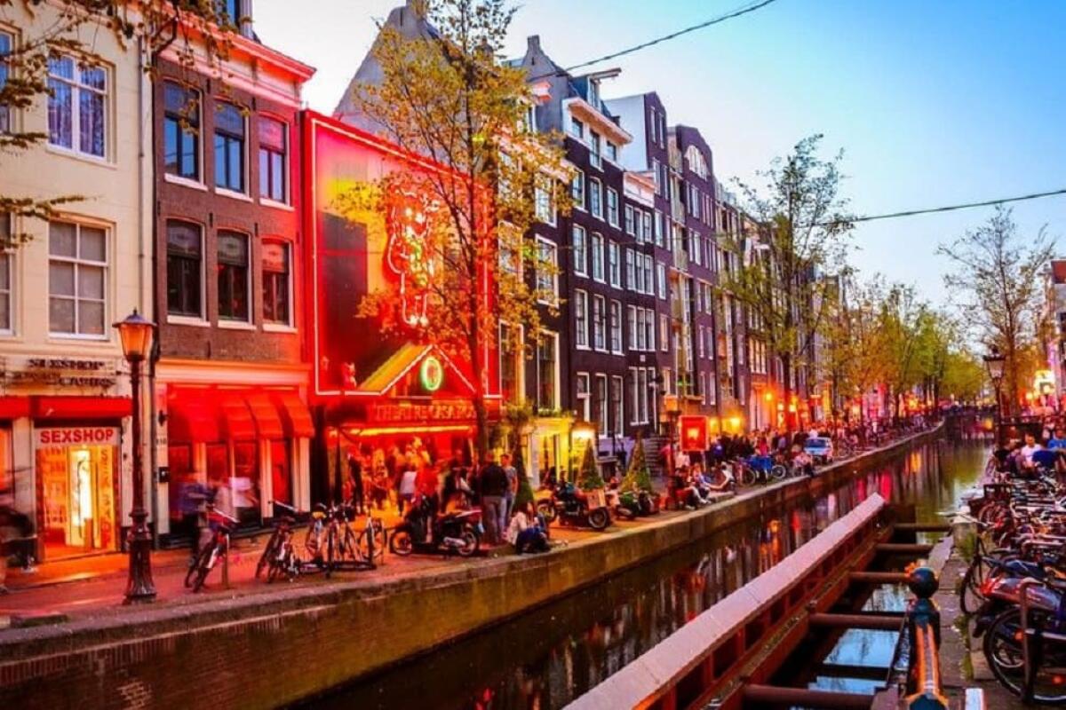 Amsterdam: alla scoperta del quartiere a luci rosse. Orari, prezzi, attrazioni e curiosità - 