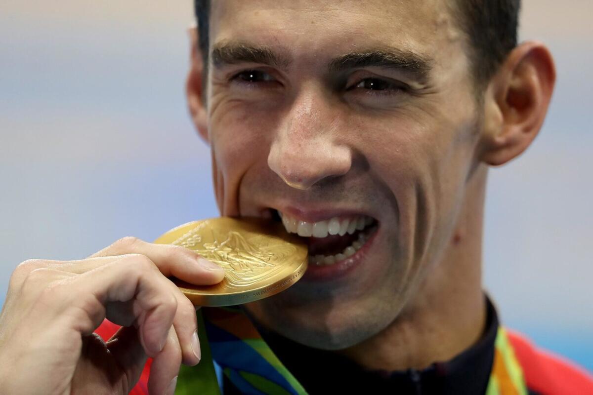 Mordere la medaglia olimpica: perché esiste questa strana tradizione? - Credits: Satiro Sodre/SS Press