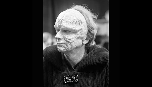 Ian McDiarmid con il trucco dell'Imperatore durante le riprese di Episodio VI