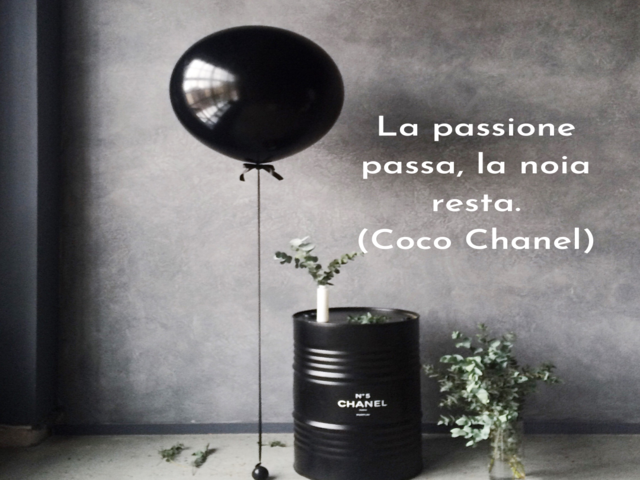 La passione passa, la noia resta.(Coco Chanel)